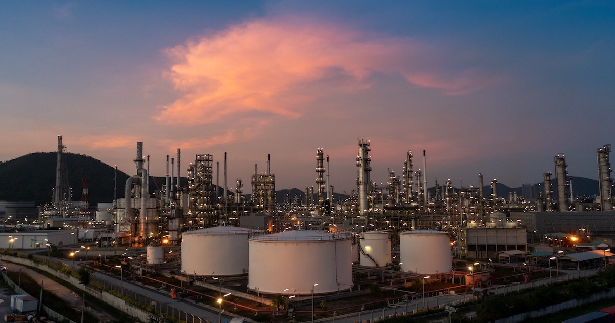 An oil refinery plant with a 3-coat system for atmospheric corrosion protection